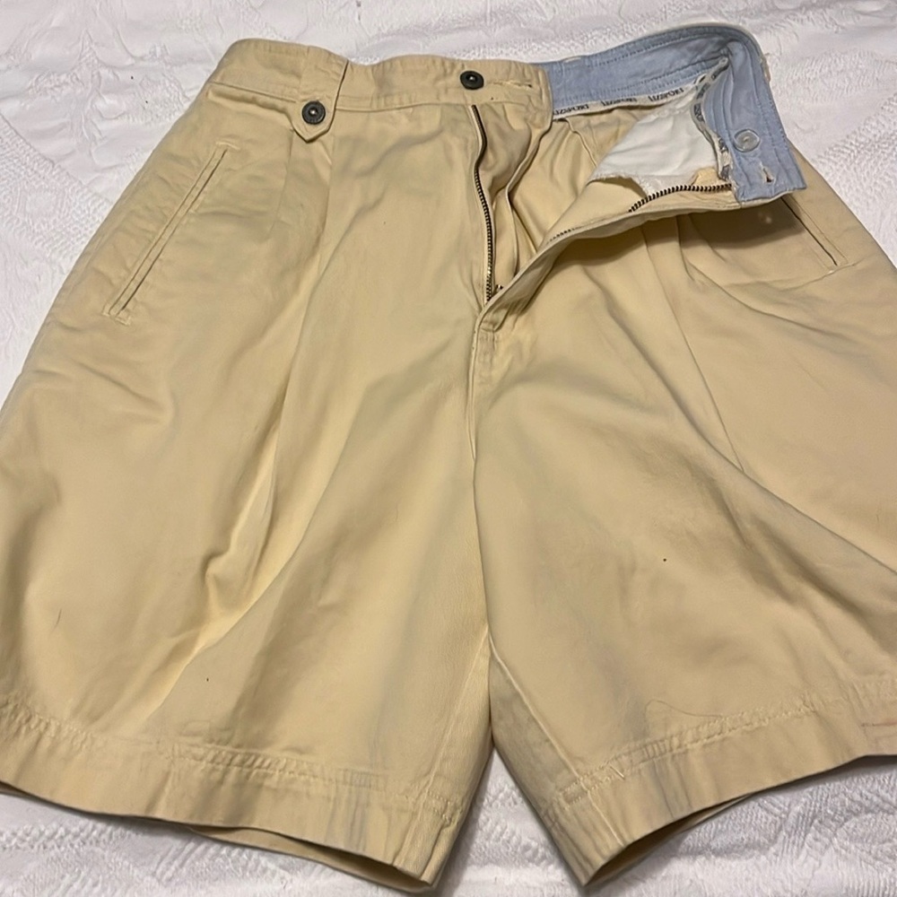 Lizsport light yellow cotton shorts sizer 10 in great condition